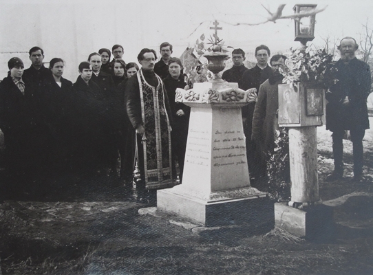 Панихида на могиле иерея Алексия в с. Бортсурманы. Фото нач. 1920-х гг.