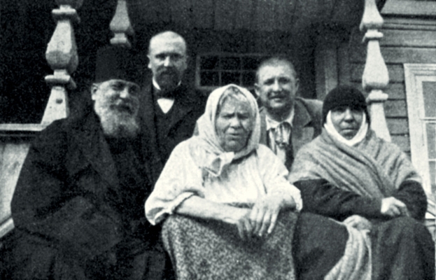 Блаженная Паша Саровская (в центре) на крыльце с архимандритом Серафимом (Чичаговым) и келейницей монахиней Серафимой. Фото 1890-х гг.