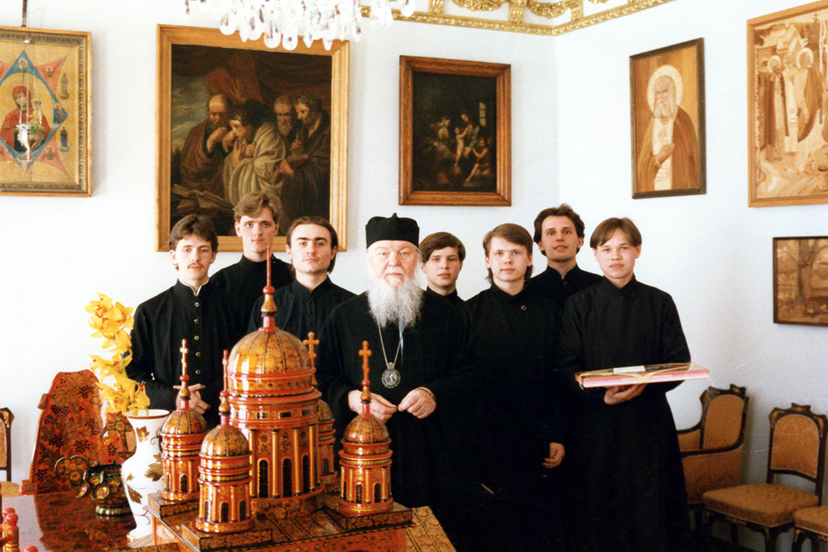 Студенты семинарии на Пасху у владыки Николая. 1995 год