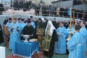 Патриарх Алексий II cовершает молебен