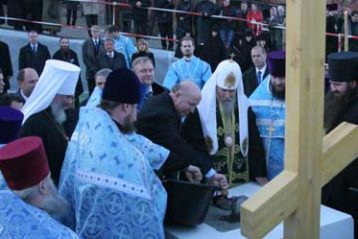 Валерий Шанцев принял из рук Святейшего Патриарха мастерок и укрепил цементом памятную плиту
