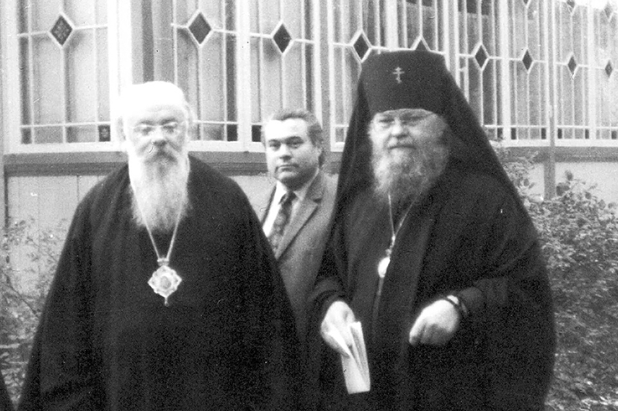 Владыка Николай (справа) во дворе епархиального дома в Калуге