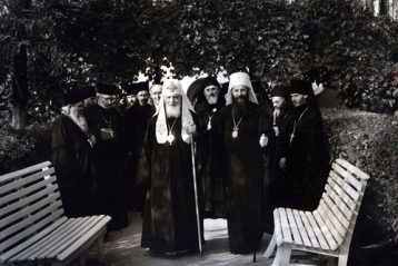 Cвятейшие Патриархи Алексий и Герман в монастырском винограднике