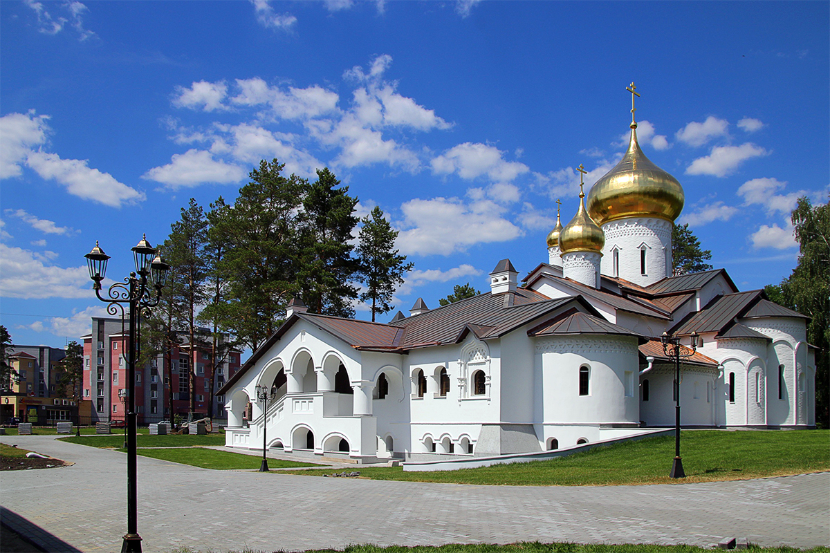 Саров. Храм Царственных страстотерпцев Саров. Храм царствегных страстотербцев Саров. Страстотерпцев Церковь в Сарове. Храм святых Царственных страстотерпцев г. Саров.