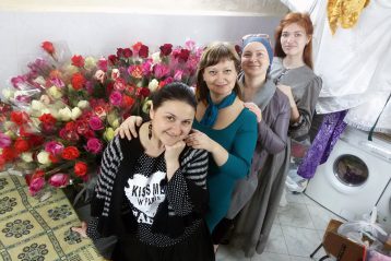 Сормовском благочинии волонтеры подготовили цветочные подарки к празднику святых жен-мироносиц