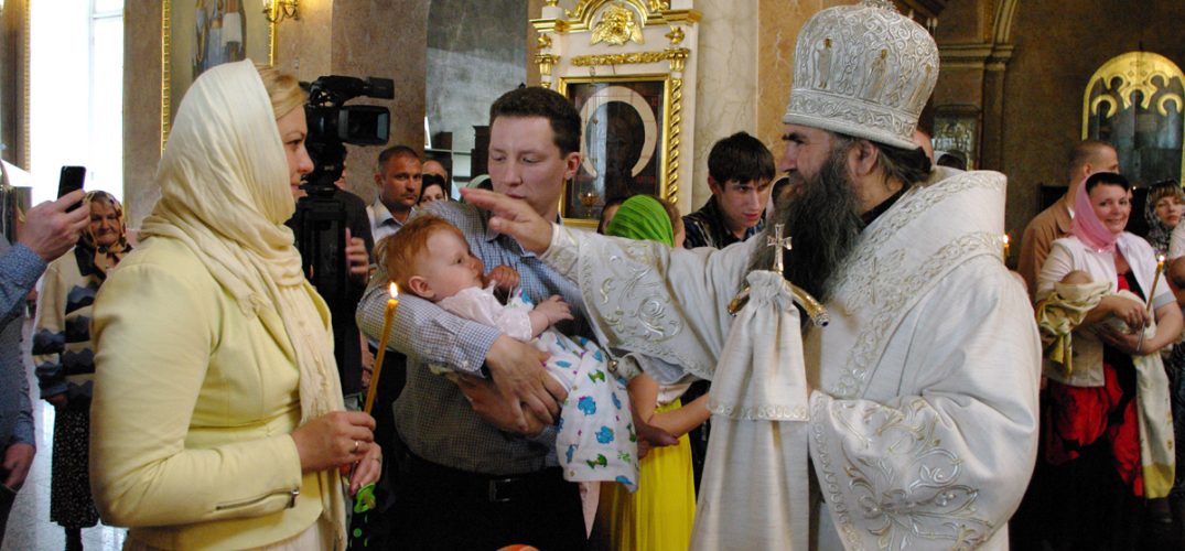 15 июня. Крещение младенцев в Спасском Староярмарочном соборе (фото Алексея Козориза)