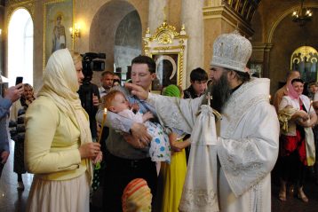 15 июня. Крещение младенцев в Спасском Староярмарочном соборе (фото Алексея Козориза)