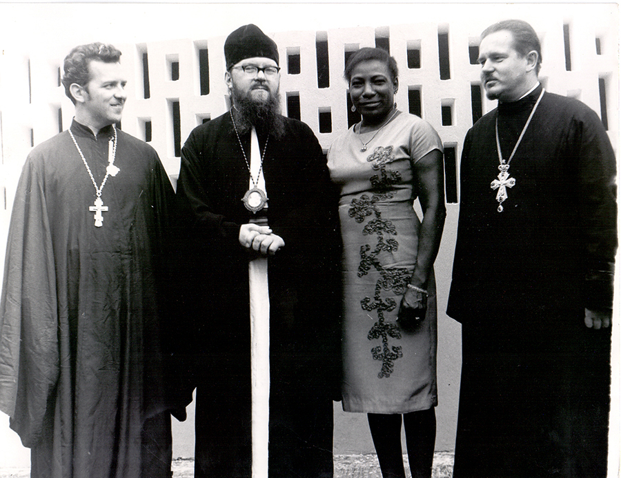 На фото — протоиерей Павел Соколовский (справа) и священник Борис Удовенко (слева). Фото из собрания Ольги Буковой. Публикуется впервые.