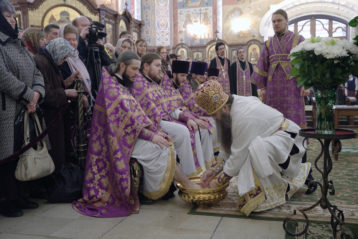 13 апреля. Митрополит Георгий совершает чин умовения ног в Александро-Невском кафедральном соборе (фото Алексея Козориза)