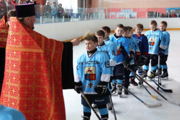 18 апреля. Молебен для юных хоккеистов в г. Кстово (фото телекомпании «Луч»)