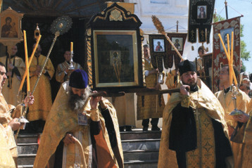 Протоиерей Георгий Демидов (слева) несет  икону Николы Великорецкого