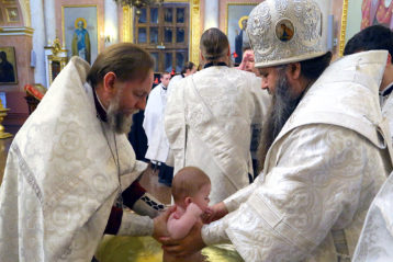 13 мая. Крещение младенцев в Спасском Староярмарочном соборе Нижнего Новгорода (фото Сергея Лотырева)