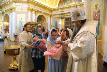 13 мая. Крещение младенцев в Спасском Староярмарочном соборе Нижнего Новгорода (фото Сергея Лотырева)