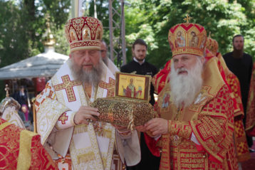 22 мая. Божественная литургия на площади перед Никольским собором Алма-Аты (фото Алексея Козориза)