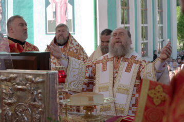 22 мая. Божественная литургия на площади перед Никольским собором Алма-Аты (фото Алексея Козориза)