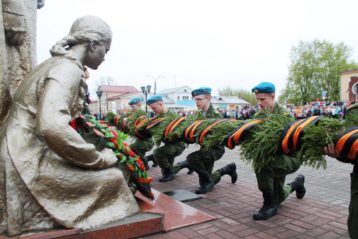 9 мая. Возложение цветов к мемориальному комплексу «Братская могила» г. Балахны (фото Светланы Астаховой)