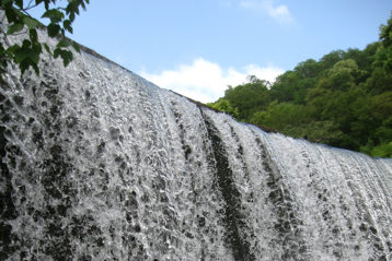 Водопад на плотине новоафонской ГЭС