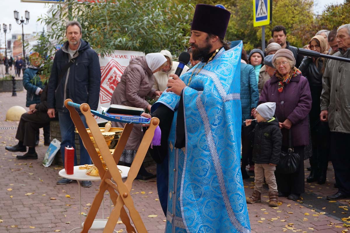 Молебен на улице