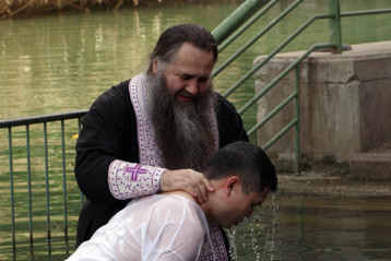 27 марта. Митрополит Георгий совершает таинство Крещения в водах реки Иордан на месте Крещения Господня (фото Алексея Козориза)