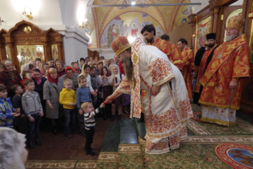 14 апреля. После Божественной литургии в Воскресенском соборе Дзержинска (фото Алексея Козориза)