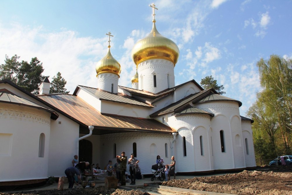 Храм страстотерпцев. Храм Царственных страстотерпцев Саров. Саров новый храм. Храм Царственных страстотерпцев Саров фото. Храм Царственных страстотерпцев Саров зимой.