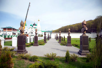 7 мая. Романовская аллея в Вознесенском Печерском монастыре (фото монастыря)
