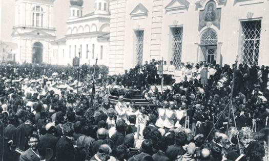 Крестный ход с мощами преподобного Серафима вокруг Успенского собора