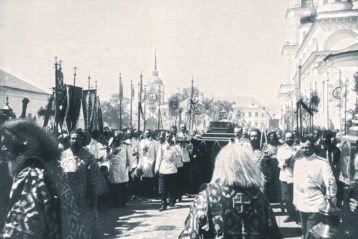 Крестный ход с мощами преподобного Серафима вокруг Успенского собора