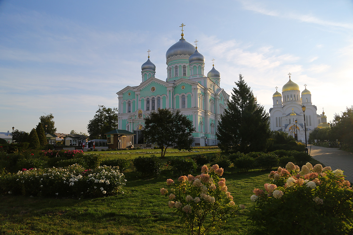 Дивеево нижегородская область. Свято-Троицкий Серафимо-Дивеевский женский монастырь. Дивеевский Серафимо Саровский монастырь. Дивеево Нижегородская область монастырь. Дивеево монастырский сад.