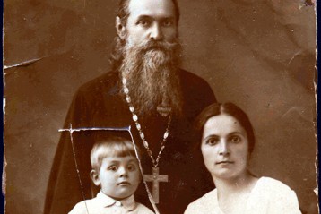 Отец Александр после концлагерей. С дочерью и внуком