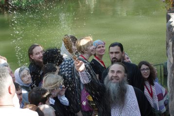 16 апреля. Нижегородские паломники на реке Иордан на месте Крещения Господня (фото Алексея Козориза)