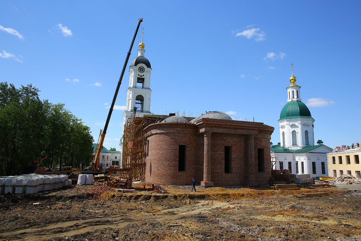 Саровские церкви. Храм Живоносного источника Саров. Саровская пустынь храм Живоносный источник. Саров восстановленный собор Живоносный источник. Церковь иконы Божией матери Живоносный источник Саров.