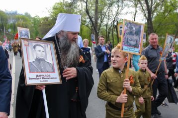 9 мая. Митрополит Георгий участвует в акции «Бессмертный полк» (фото Александра Чурбанова)