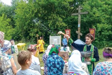 Жители Мигалихи собрались рядом с крестом на водосвятный молебен, который совершил клирик благочиния иерей Антоний Требухин