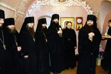 Епископ Нижегородский и Арзамасский Георгий (Данилов) поздравляет бартию обители с днем Святой Пасхи, 2005 г.