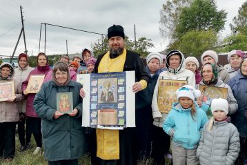 Иерей Александр Полянин отслужил молебен, затем крестным ходом верующие прошли вокруг церкви, 2018