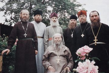 Священник Николай Юшков в окружении близких