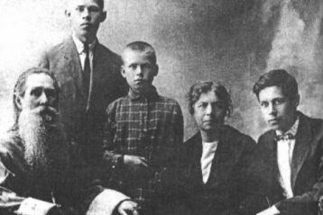 Протоиерей Николай Боголюбов с семьей: Николай, Алексей, Михаил, жена Ольга Николаевна