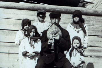 Музыкант-волынщик, Тоншаевская волость, 1908 год. Фото из архива Андрея Шевнина