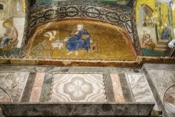 На единственной несимметричной мозаике в церкви Хора — Федор Метохит, подносящий отреставрированную церковь Хора Христу