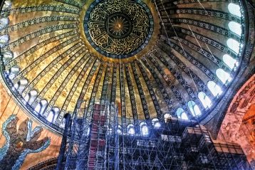 На куполе собора османы-завоеватели  написали суру из Корана