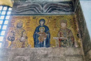 В восточном конце галереи — мозаика «Дева Мария, Иоанн II Комнин и императрица Ирина»