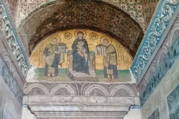 Мозаика «Богородица, Константин Великий и Юстиниан» (конец X — начало XI вв.) над дверями юго-западного входа в собор
