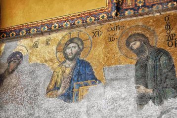 Мозаика «Деисус» находится в южной части галереи. Создается такое впечатление, что Иисус прислушивается к молению своей Матери и Иоанна Крестителя (Предтечи), со смирением взывающих к нему о спасении мира