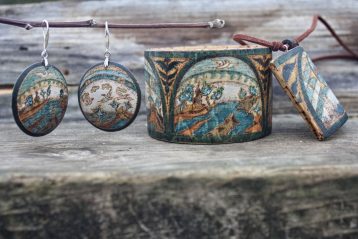 Комплект «Хвойное побережье» из запястья с серьгами и кулоном. Авторская композиция и стилизация Лицевого летописного  свода  XVI  века