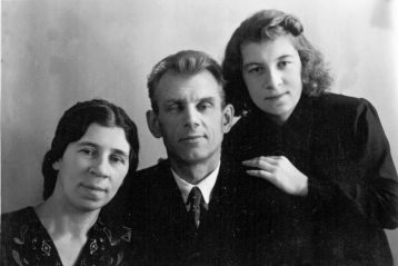 Евдокия Васильевна, Александр Федорович и Диана Александровна Барулины, 1947 год