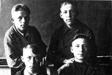 Студенты Сормовского машино-строительного техникума.  Д. В. Козин сидит слева, 1943 год