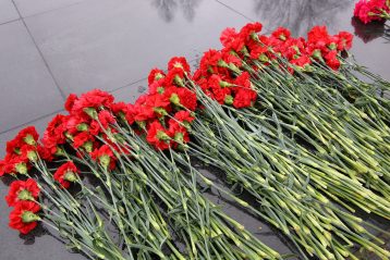 9 мая. Возложение цветов к Вечному огню (фото Сергея Лотырева)