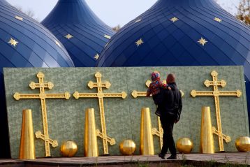 9 октября. Купола и кресты для Успенского храма Богородска (фото Бориса Поварова)
