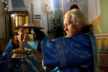 10 декабря. Божественная литургия в Знаменском храме города Бор (фото Бориса Поварова)